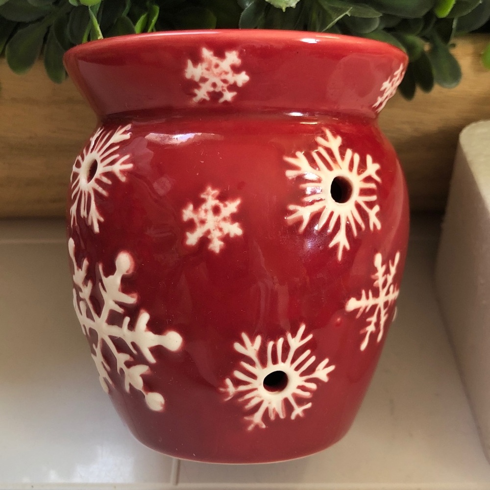 SNOWFLAKE RED by Scentsy        Plug - In Warmer Retired pre-owned in Box